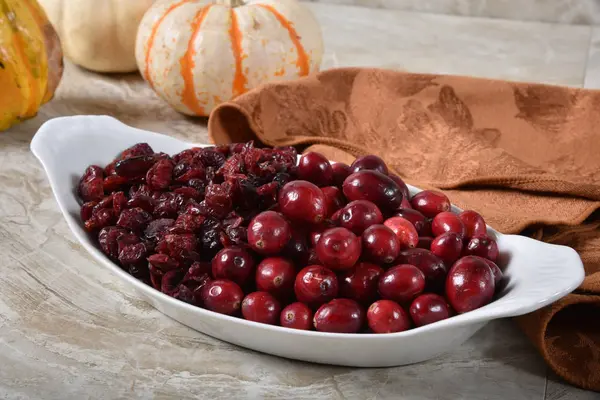 Een Kom Met Zowel Gedroogde Als Verse Cranberries — Stockfoto