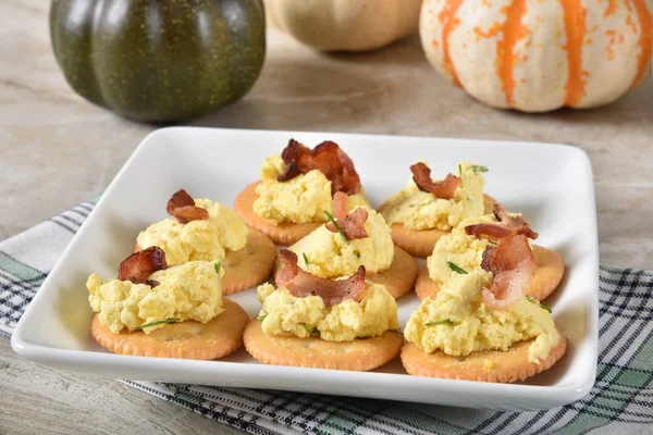 Crackers Topped Deviled Egg Bacon Bits — Stock Photo, Image