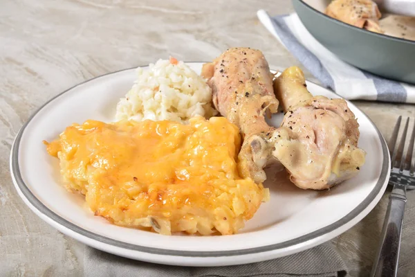 Fritto Cosce Pollo Con Una Casseruola Patate Formaggio Insalata Cavolo — Foto Stock