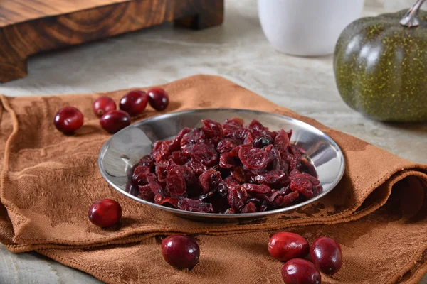 Dish Dried Cranberries Fresh Ripe Cranberries Spilled — Stock Photo, Image