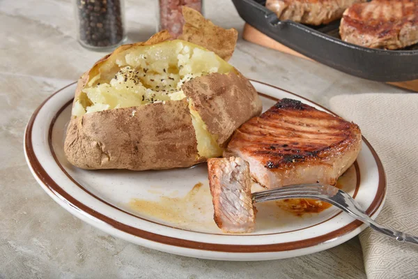 Spessa Cotoletta Maiale Fritta Succosa Con Una Patata Forno Con — Foto Stock