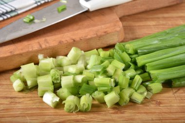 Taze kıyılmış yeşil soğan başında bir kesme tahtası