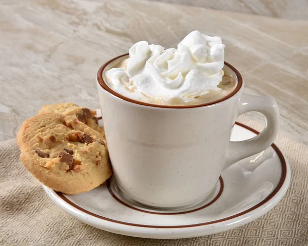 Close Van Een Kopje Warme Chocolademelk Gegarneerd Met Slagroom Geserveerd — Stockfoto