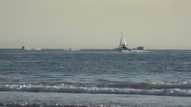 Bir yelkenli Pasifik Okyanusu geçmiş olacak bir powerboat