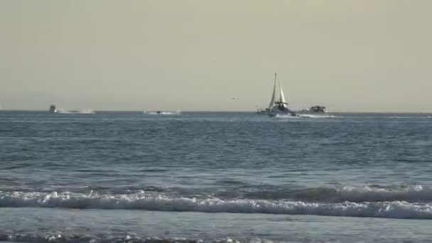 Motorbåt Som Går Förbi Segelbåt Stilla Havet — Stockvideo