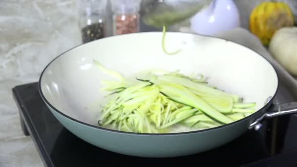 Colocando Abobrinha Julienned Uma Frigideira Com Azeite Quente Para Refogar — Vídeo de Stock