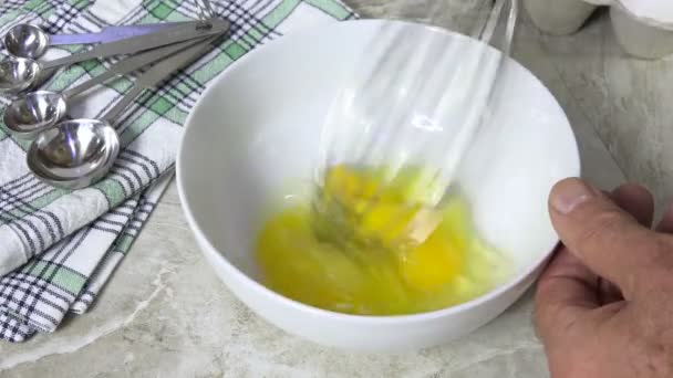 在一个小碗里打鸡蛋 — 图库视频影像