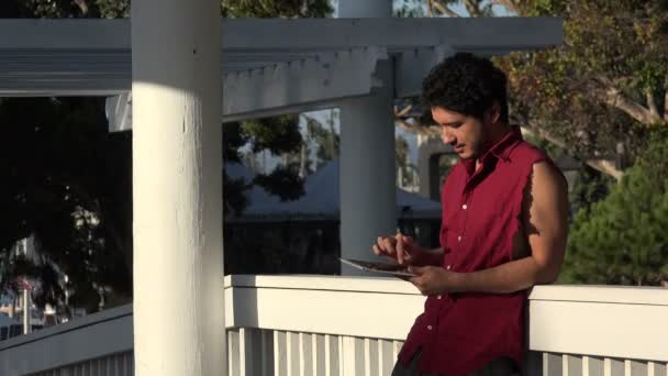 Красивый Молодой Человек Использующий Планшетный Компьютер Кампусе Колледжа — стоковое видео