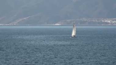 Bir yelkenli barışçıl, güzel Santa Monica Bay