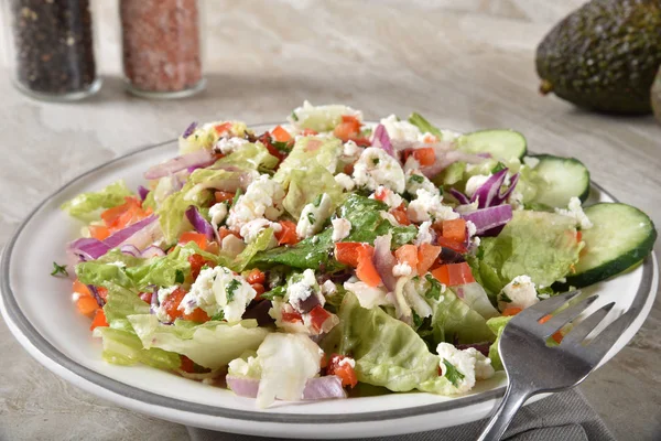 Een Griekse Salade Met Fetakaas Olijven Rode Paprika Stukjes — Stockfoto