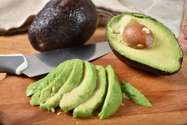 Een Gesneden Iets Overrijp Avocado Perfect Voor Guacamole — Stockfoto