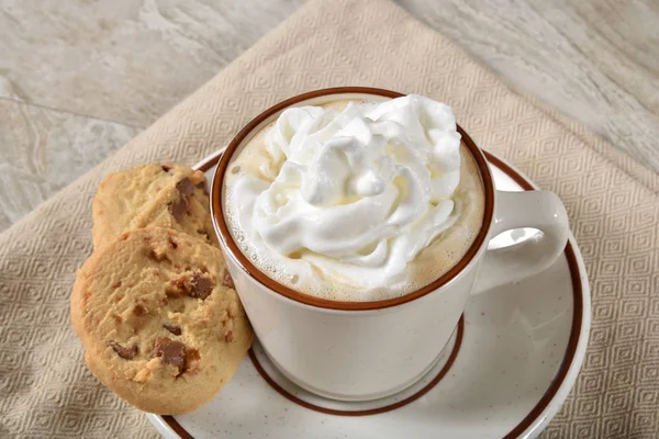 Hoge Hoekmening Van Een Kop Warme Chocolademelk Met Gastronomische Chocolade — Stockfoto