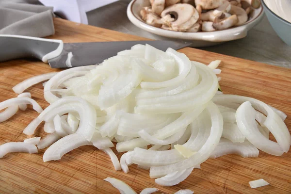 Cebollas Finas Rodajas Una Tabla Cortar Con Champiñones Rodajas — Foto de Stock