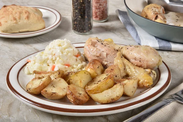 Stekta Kycklingklubbor Med Klyftpotatis Coleslaw Och Middag Rulla — Stockfoto