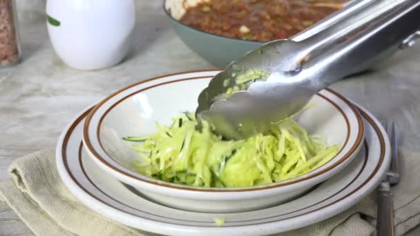 Courgette Spaghetti Serveren Een Kom Closeup — Stockvideo