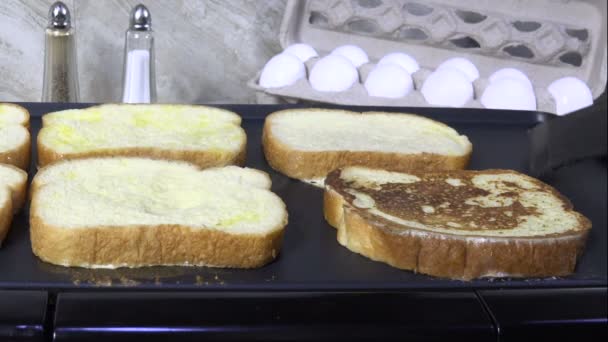 Dönüm Yumurtalı Ekmek Bir Elektrikli Izgara — Stok video