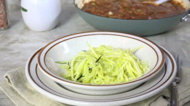 Kabak glutensiz makarna spagetti sosu içinde belgili tanımlık geçmiş bir pot ile hizmet veren