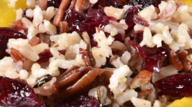 Yabani pirinç, pecans ve cranberries ile meşe palamudu kabak dolması