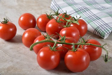 Mutfak Tezgah üstü domates taze asma olgunlaştı.