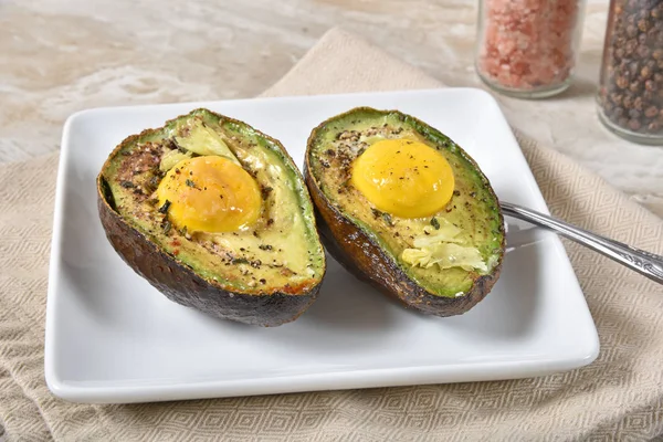 Gesunde Gebackene Eier Avocadohälften Zum Braten — Stockfoto