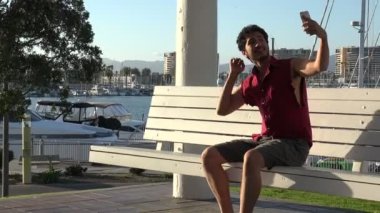 Akıllı telefon kendisi güzel bir marina adlı fotoğrafını yakışıklı genç Turizm