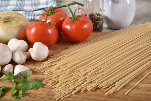 Fideos Espagueti Arroz Integral Sin Gluten Con Champiñones Tomates Otros — Foto de Stock