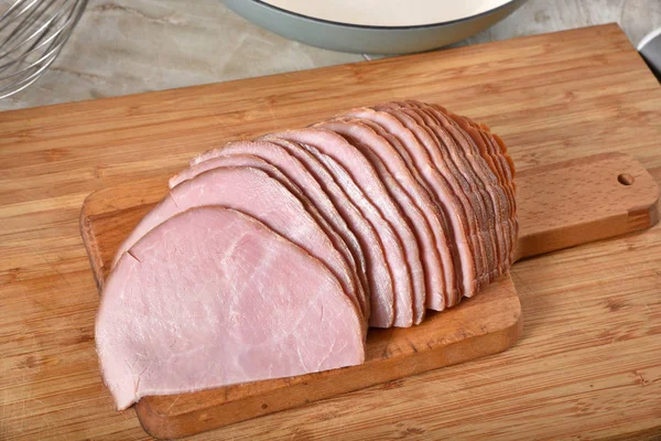 Daging Ham Yang Diiris Tipis Pada Papan Potong — Stok Foto