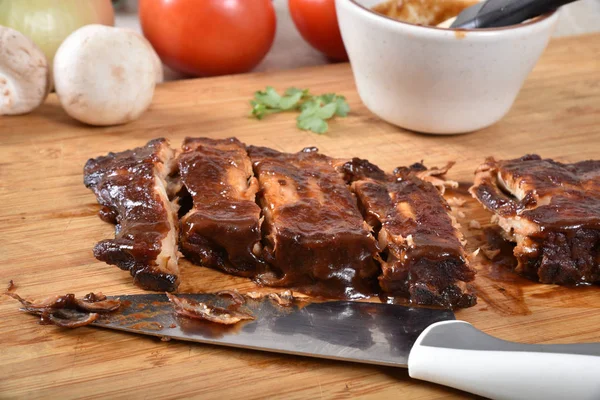 Gourmet Barbecue Beef Ribs Cutting Board Close — Stock Photo, Image