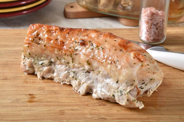 Thuis Gekookt Entrecote Varkensrollade Een Snijplank Buurt Van Pan Bakken — Stockfoto