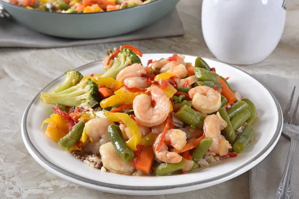 Gastronomische Garnalen Roerbak Met Groenten Een Bedje Van Rijst Quinoa — Stockfoto