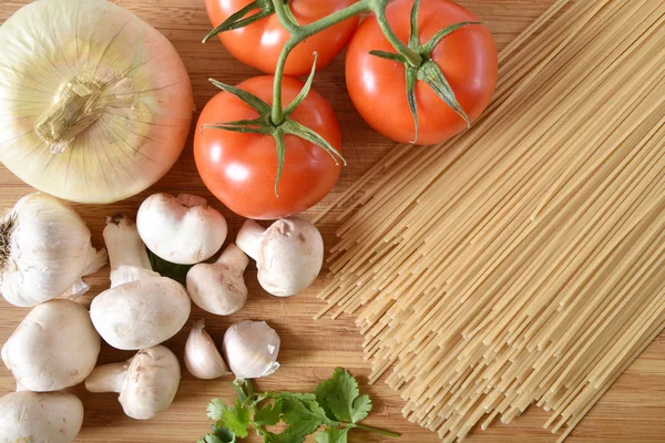 Vista Aérea Fideos Espagueti Arroz Integral Sin Gluten Con Tomates — Foto de Stock