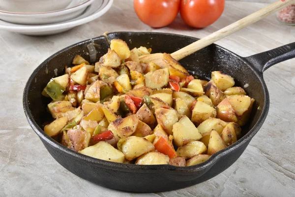 Cuñas Patata Asadas Con Cebolla Ajo Pimiento Verde Rojo Una — Foto de Stock