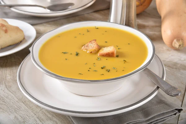 Een Kom Gezond Butternut Sqush Soep Met Een Broodje Diner — Stockfoto