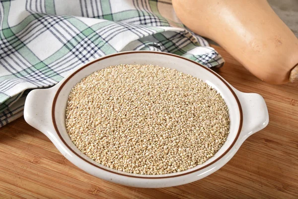 Een Kom Van Rauwe Ongekookte Quinoa Een Gezonde Volledige Plant — Stockfoto