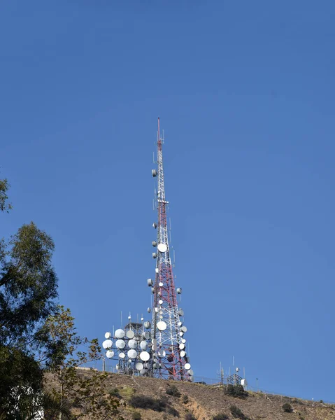 山の上に背の高いマイクロ波送電鉄塔 — ストック写真
