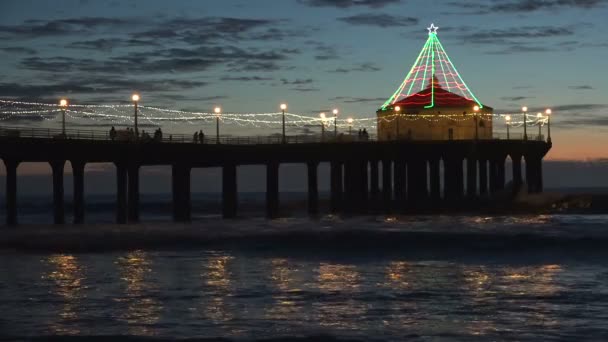 Toeristen Slenteren Manhattan Beach Pier Met Kerstmis — Stockvideo