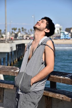 Mutlu genç turistik bir tatil heyecan bir iskelede tatilde olman