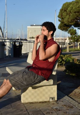 Mızıka marinada oynarken mutlu bir genç adam