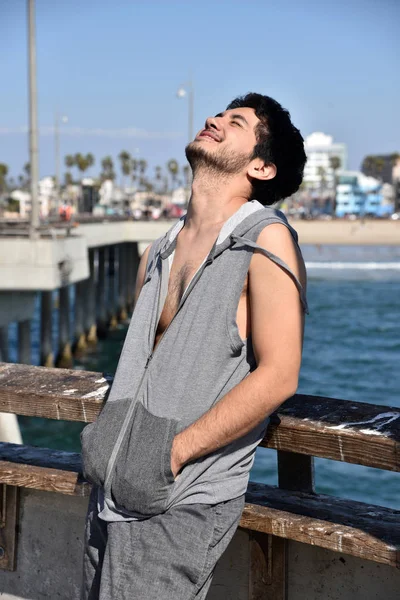 Mutlu genç turistik bir tatil heyecan bir iskelede tatilde olman