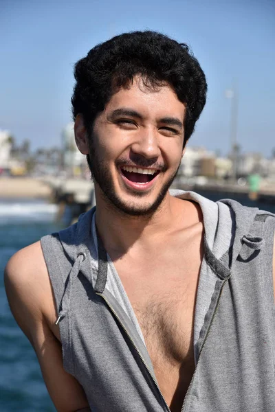 Mutlu genç çok etnik gruptan oluşan turistik pier gülümseyen üzerinde