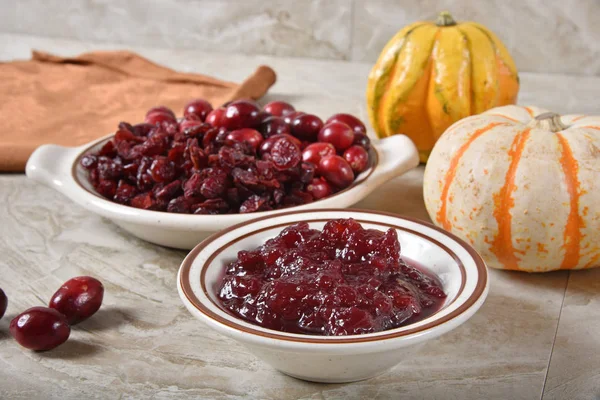 Een Kom Van Cranberry Saus Met Gedroogde Verse Cranberries Achtergrond — Stockfoto