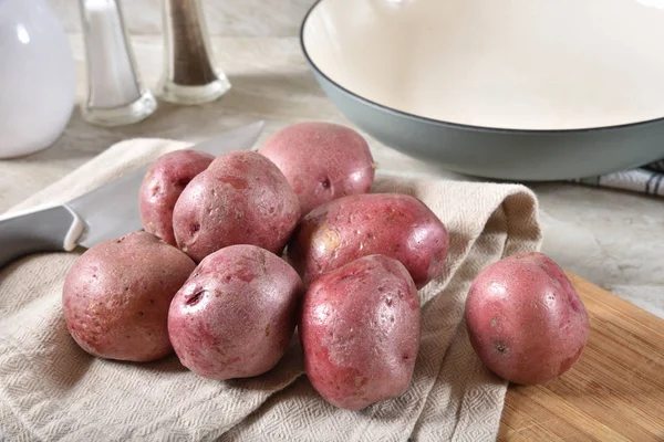 Kleine Rode Aardappelen Naast Een Gietijzeren Koekepan Een Snijplank — Stockfoto