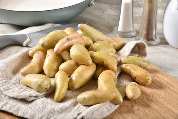 Bir Mutfak Havlu Kurutma Taze Yıkanmış Bebek Hollandalı Sarı Patates — Stok fotoğraf