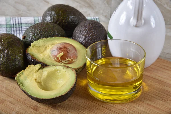 Een Schotel Van Avocado Olie Met Verse Avocado — Stockfoto