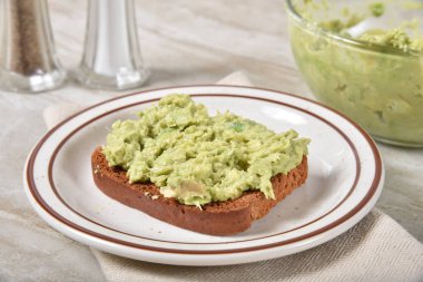 Bir tabak glutensiz avokado ekmek bir dilim