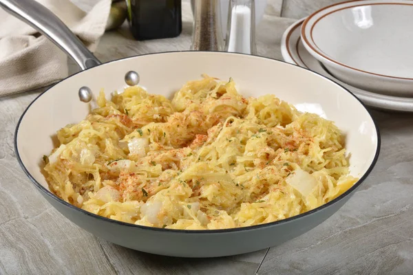 Gourmet Hemmagjord Vitlök Parmesan Spaghetti Squash Stekpanna Gjutjärn — Stockfoto