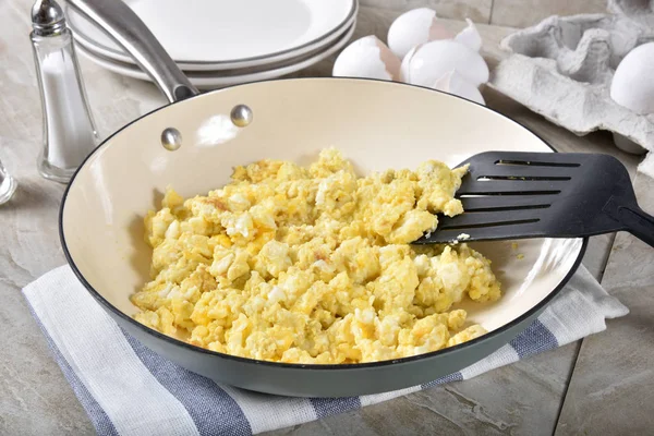 Steaming Hot Scrambled Eggs Cast Iron Skillet Serving Plates — Stock Photo, Image