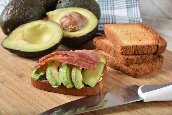Open Geconfronteerd Avocado Spek Sandwich Gluten Vrije Toast — Stockfoto