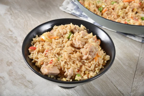 Uma Tigela Arroz Frito Com Pedaços Frango — Fotografia de Stock