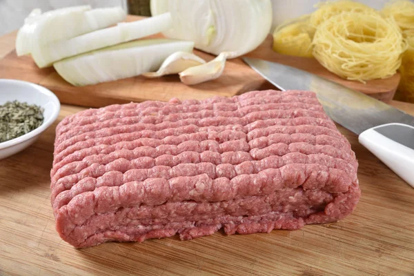 Uma Libra Carne Moída Crua Com Cebola Alho Orégano Macarrão — Fotografia de Stock